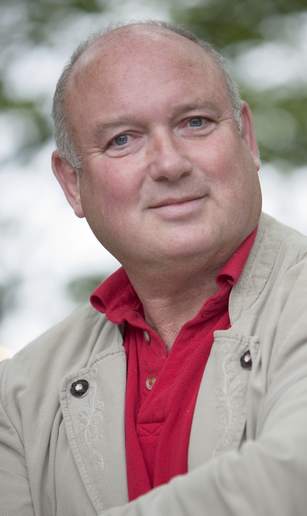 LOUIS DE BERNIÈRES